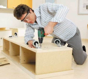 Процес збирання меблів